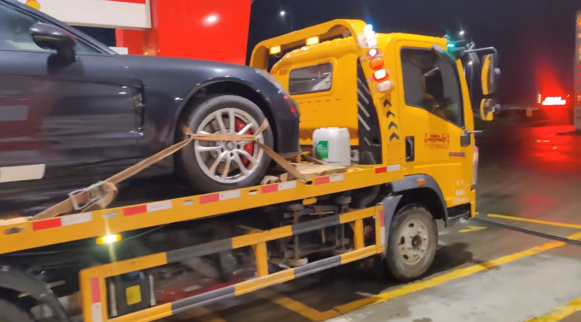 保山行车途中遇到突发状况该如何呼叫道路救援？